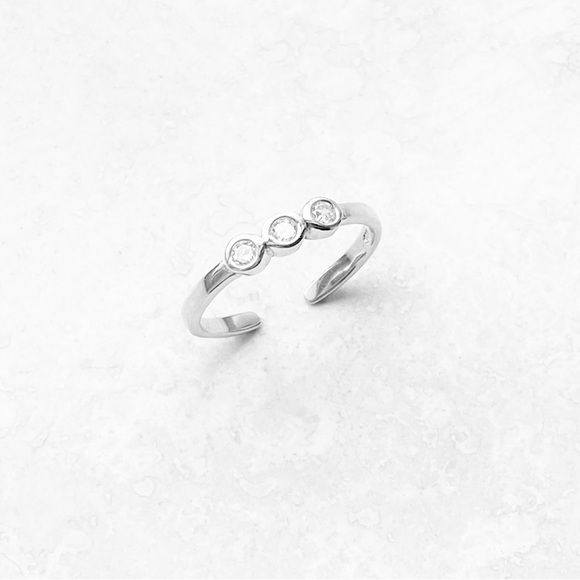 💎TOP SELLER 💎Sterling Silver 3 CZ Toe Ring, Dainty Midi Rings, Stone Jewelry - Picture 5 of 13